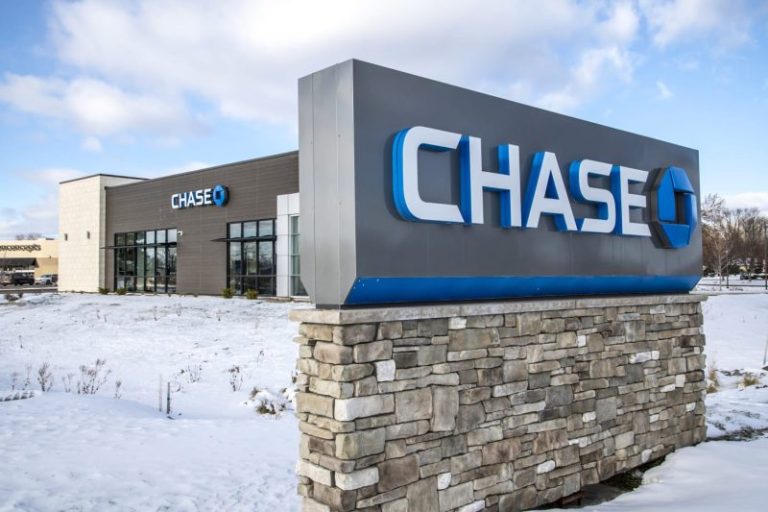 JPMorgan Chase is opening more small-town branches in middle America